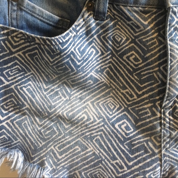 Volcom cut off shorts - Picture 4 of 8